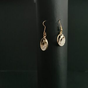 OP=OP Gouden oorbellen met dolfijntjes en diamantjes.