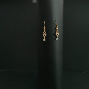 OP=OP Gouden oorbellen met sleutels en diamantjes.