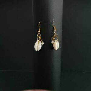 OP=OP Gouden oorbellen met sterretjes, diamantjes en parels.