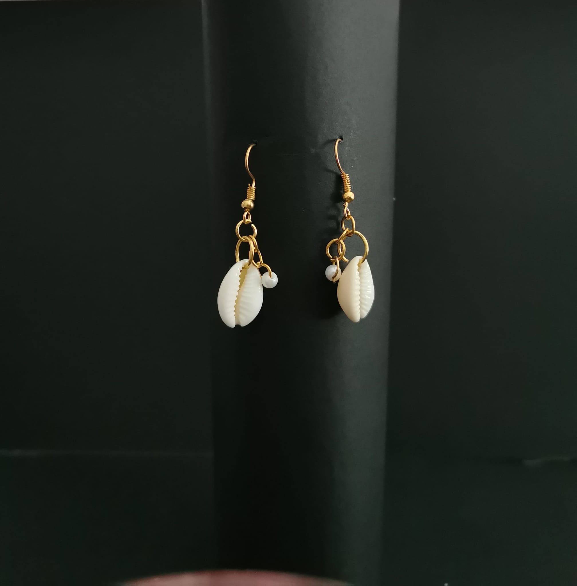 OP=OP Gouden oorbellen met sterretjes, diamantjes en parels.