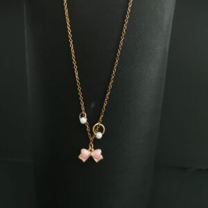 OP=OP Gouden ketting met parels en strikjes.