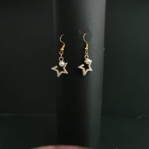 OP=OP Gouden oorbellen met sterretjes, diamantjes en parels.