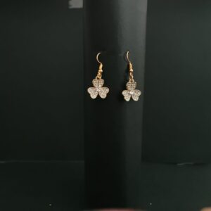 OP=OP Gouden oorbellen met klavertjes en diamantjes.